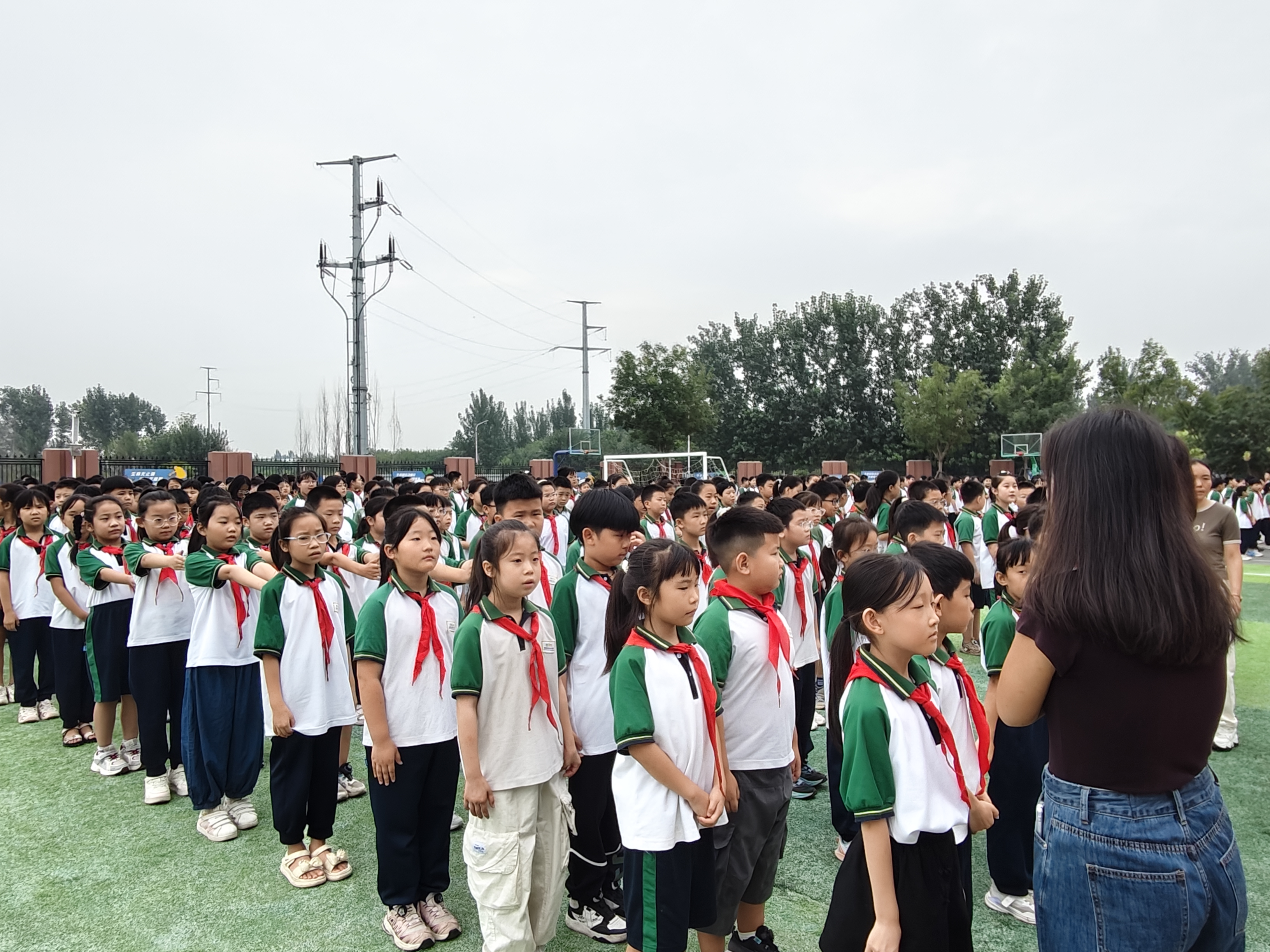 消防演练筑防线，平安校园护成长--高碑店市第九小学开展校园消防演练暨消防安全教育讲座