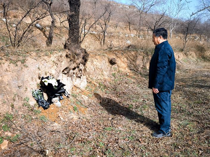 张宝义在爷爷埋葬地前伫立凝望，久久不愿离去 (Copy).jpg